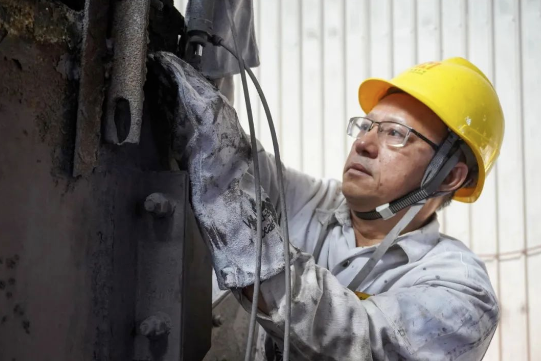 海南礦業(yè)員工陳用利:喜報 | 海南礦業(yè)員工陳用利被授予“海南省勞動模范稱號”